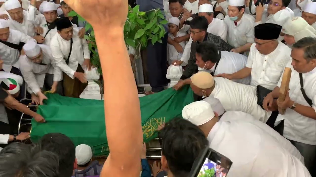 Full Proses pemakaman Ulama Bogor KH Husni Thamrin 