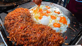 hai noodle performance on the Street, Pad Thai, Omelet | Thai Street food