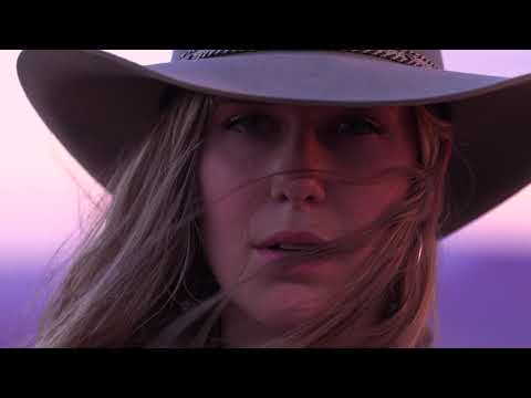 在 YouTube 上觀看「LVDY - Feathers (Official Music Video)」