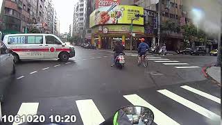 福和路闖紅燈企圖和救護車爭道