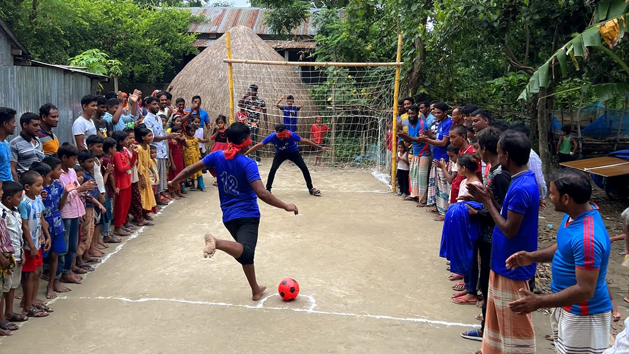 চোখ বেধে গোল দেওয়া আর গোল ঠেকানোর চ্যালেঞ্জ। মজার খেলায় কে পুরস্কার জিতলো ? Blind penalty shootout