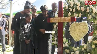 SIMANZI:MAMA ANNA MKAPA AWEKA MASHADA KWENYE KABURI LA HAYATI BENJAMINI.W.MKAPA