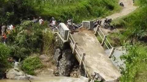 Jembatan ambruk diterjang banjir, Warga terpaksa membuat jembatan darurat - iNews Siang 07/02