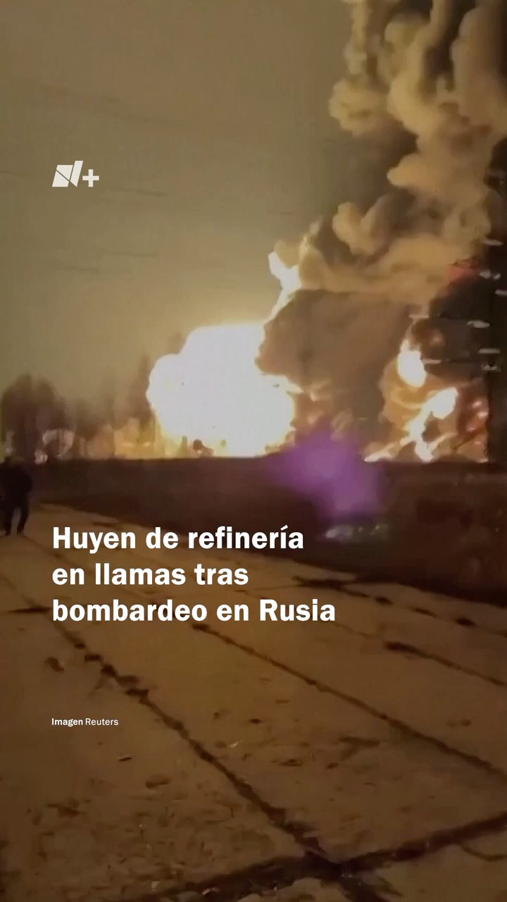Huyen de refinería en llamas tras bombardeo en Rusia - N+ #shorts