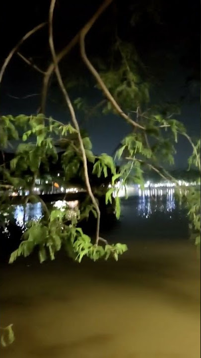 Malam malam nongkrong di pinggir kali sambil narsis