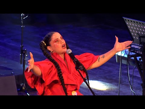 آمال مثلوثي خلال تظاهرة دريم سيتي تهدي حلم لنساء إيران وتغن ي لتونس