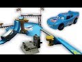 برق بنزين - حلبة دينوكو الاستعراضية من ديزني كارز - لايتنج ماكوين الازرق - العاب سيارات سباق CARS 3
