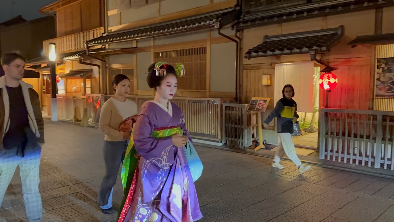 京都祇園を歩く舞妓👘🌸｜観光客が人形のような美しさに恋をする😍