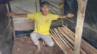 Camping membuat shelter hangat dan nyaman dari plastik di hutan // camping in heavy rain