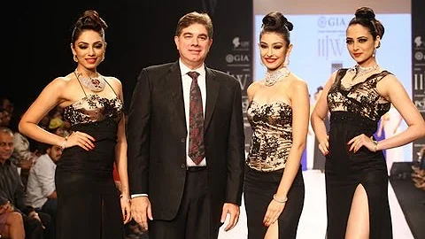 Miss India's walks for IGI at IIJW Mumbai 2013