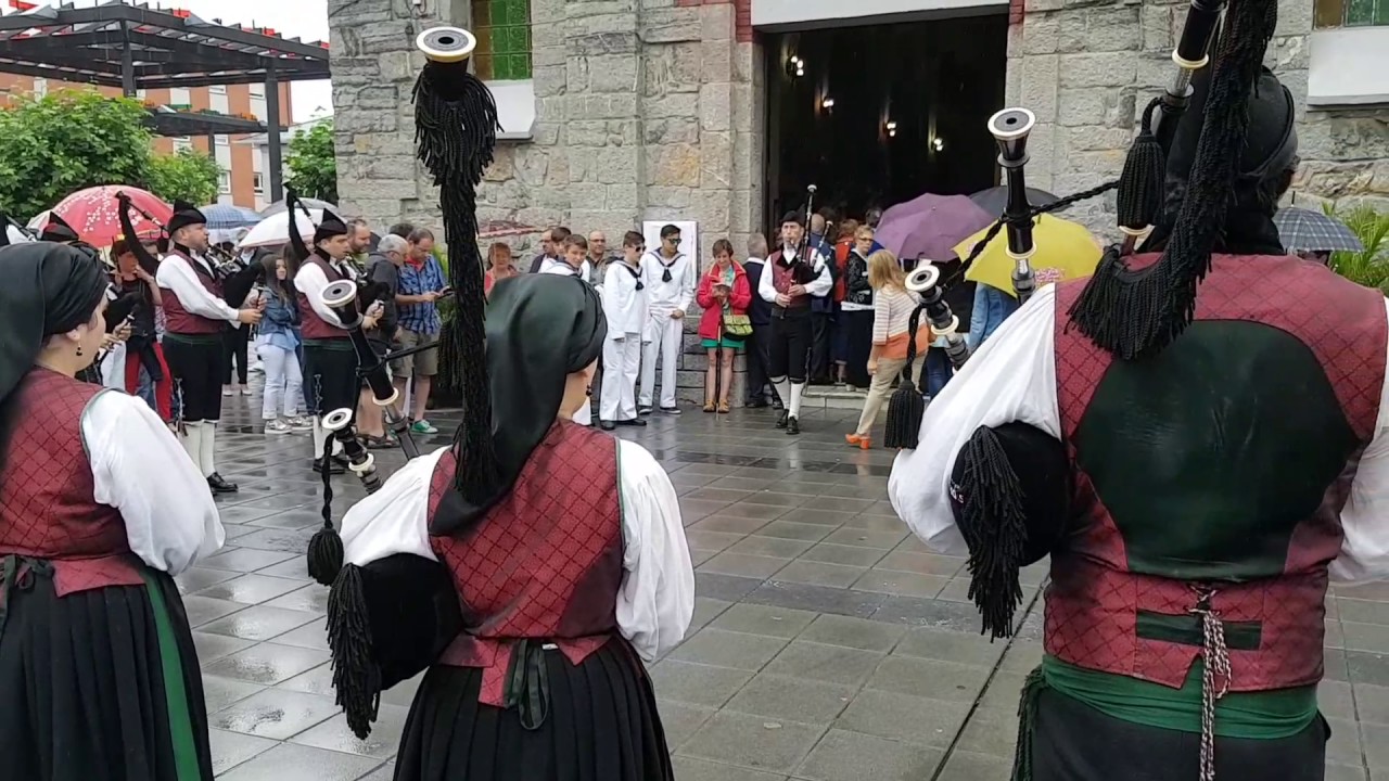 Banda de Gaitas de Candás interpretando el Himno de Asturias. San Juan de la Arena 24-6-2017