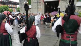Banda de Gaitas de Candás interpretando el Himno de Asturias. San Juan de la Arena 24-6-2017