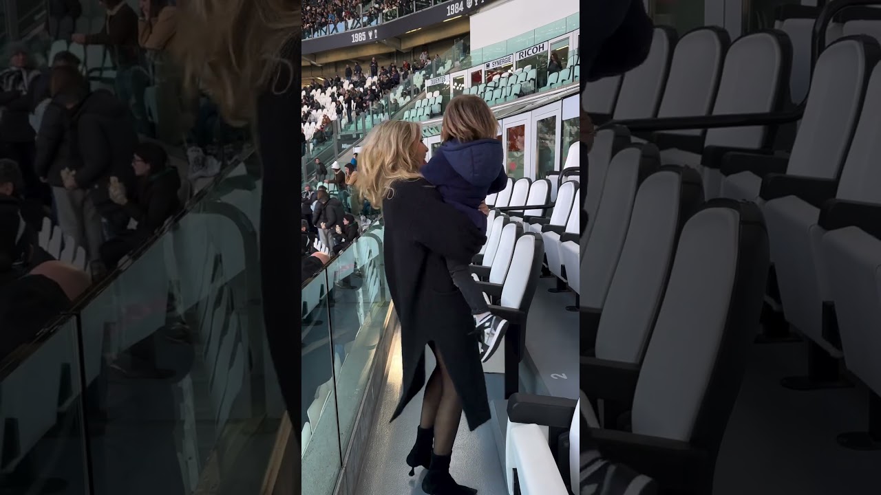Michela Persico e il figlio di rugani allo Juventus stadium in Juve Frosinone