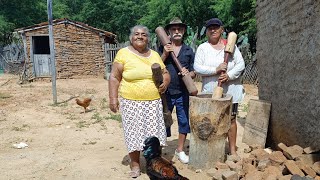 VEJA A ANTIGA TRADIÇÃO DE PELAR ARROZ NO PILÃO COM SEU ONOFRE E DONA MARIA EM SERRA TALHADA-PE.