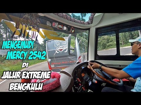 skill-tinggi-nyetir-bus-mercy-tronton-san-di-jalur-extreme-bengkulu