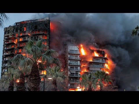 Жилой комплекс полностью сгорел из-за синтетического утеплителя на фасаде здания в Валенсии