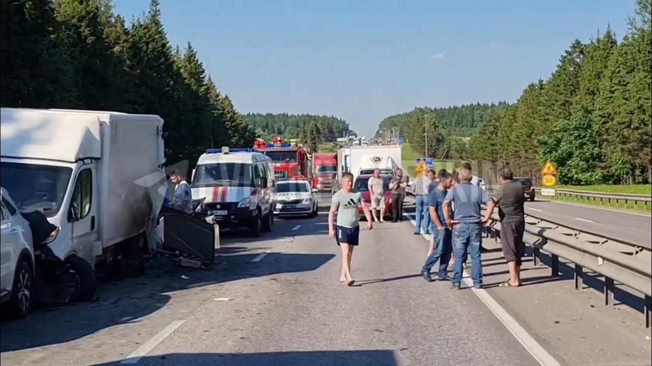 пожарно-спасательный автомобиль. авария на новорижском шоссе сегодня. дтп киевское шоссе калужская область сегодня. массовое дтп в калужской области. дтп на киевском шоссе думиничский район.