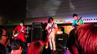 Deerhoof at SFMOMA - Qui Dorm, Només Somia