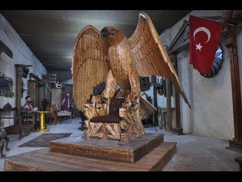 نحات تركي ينهي صنع أكبر كرسي خشبي بالعالم هذه قصته من تركيا