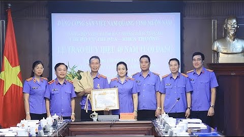 Trao Huy hiệu 40 năm tuổi Đảng cho đảng viên thuộc Chi bộ Vụ 16 VKSND tối cao