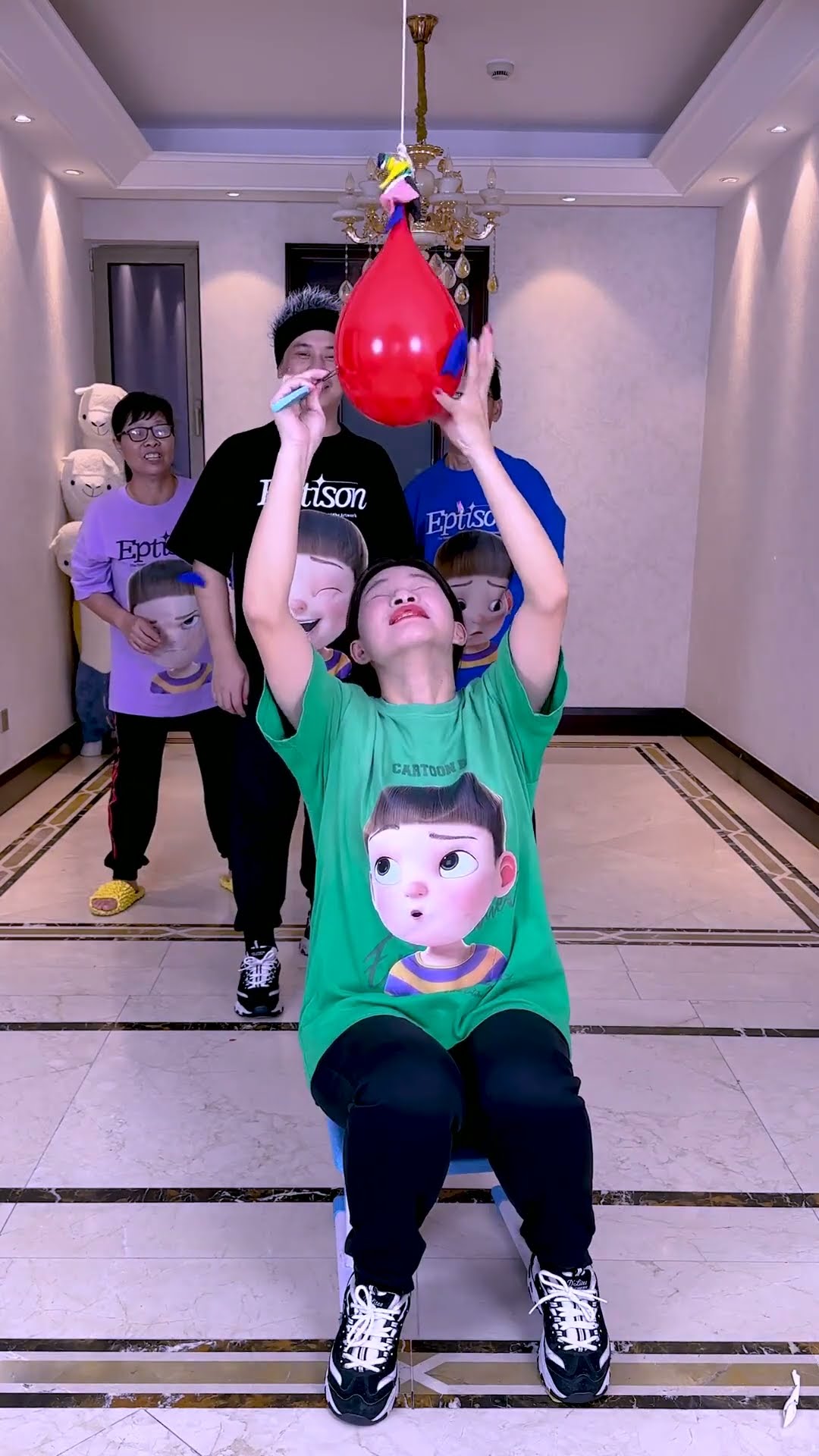 New Year's Family Game! Exciting Balloon Cutting Challenge#Funnyfamily#Partygames