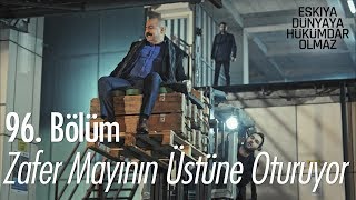 Zafer mayının üstüne oturuyor - Eşkıya Dünyaya Hükümdar Olmaz 96. Bölüm