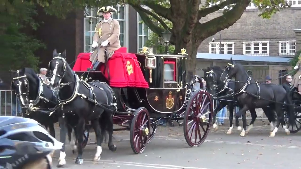 Aankomst Franse Ambassadeur bij Paleis Noordeinde voor overhandigen Geloofsbrieven