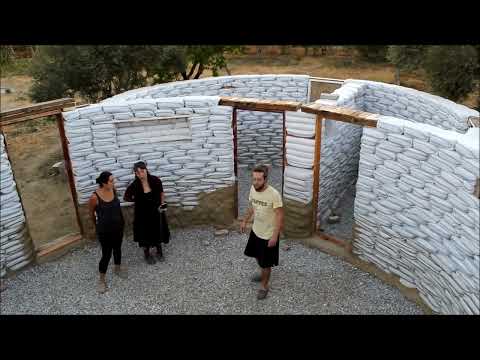 Biten Duvarlar Üstünde Yürüyüş Toprak Ev Turu - Earthbag House