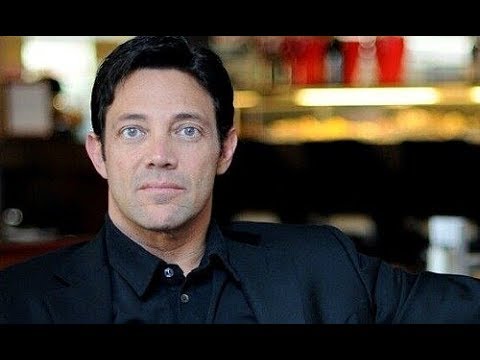 Vidéo: Le loup de Wall Street Jordan Belfort doit toujours ses victimes à 97,5 millions de dollars. Ne leur a pas fait de paiement depuis des années