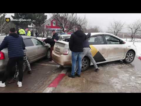 Patru tineri, reținuți în flagrant în timp ce încercau să vîndă droguri