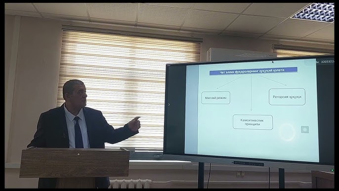 Yupqa bel va katta dumbali ayollar It uslubidagi fotosuratlardagi yalangoch ayollar