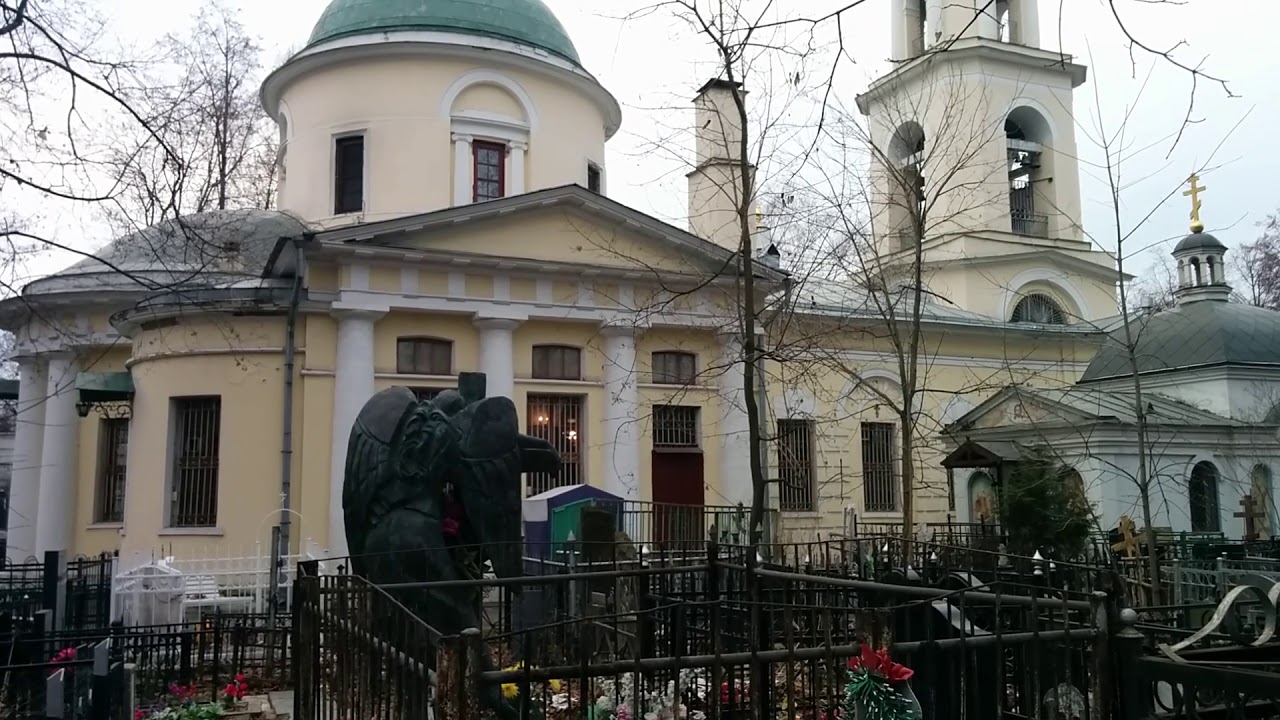 Воскресения словущего на ваганьковском. Храм на Ваганьковском кладбище. Храм Воскресения Словущего Ваганьково. Храм на Ваганьковском кладбище Воскресения.