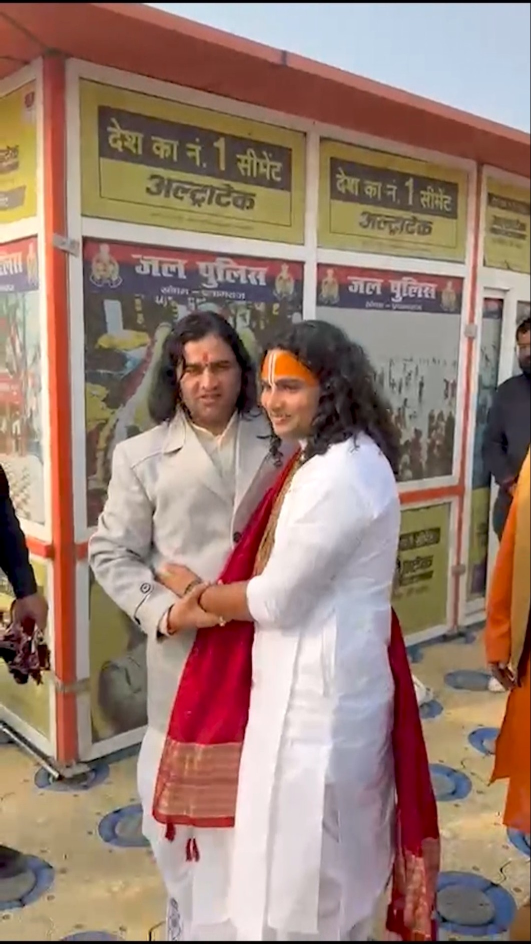 पहली बार एक दूसरे से गले मिले पूज्य श्री देवकी नंदन ठाकुर जी महाराज और श्री अनिरुद्धाचार्य जी महाराज
