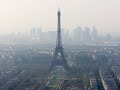 Де Ейфелева вежа? Знайди її в тумані! Eiffel Tower as frosty conditions blanket Paris