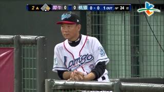20130918 CPBL 犀牛VS桃猿 2上 黃浩然漂亮越區接殺 鄭兆行的界外球