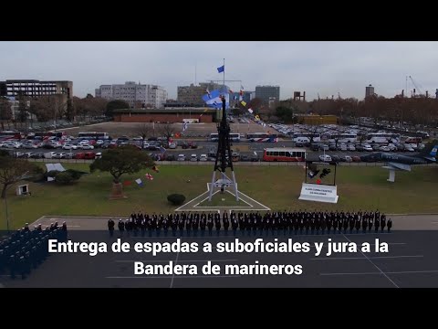 Entrega de espadas a suboficiales y jura a la Bandera de marineros