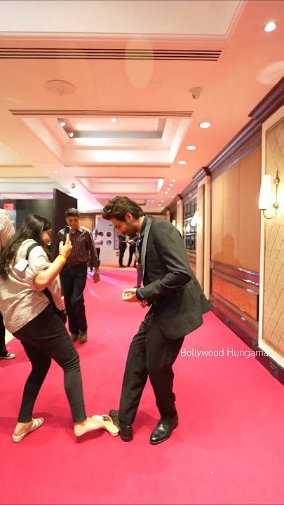HANDSOME HUNK #kartikaaryan helps a girl get back her #shoes #shorts #bollywood #actor #mumbai