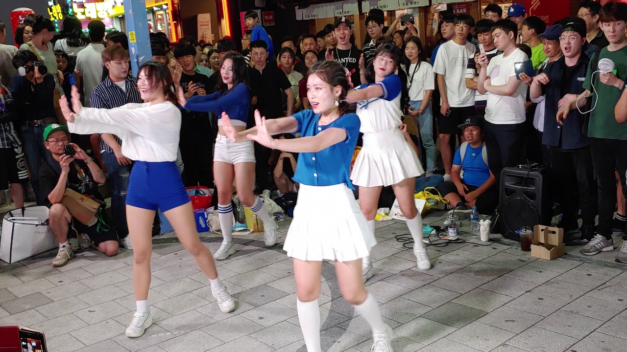 LADY B🤩. MOMOLAND 'BBOOM BBOOM' , T-ARA 'ROLY POLY' COVER. FANTASTIC BUSKING WITH CHEERING FANS.