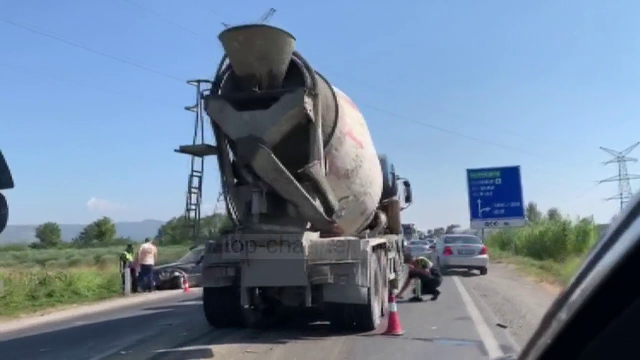 Aksident i dyfishtë në Lezhë/ Betonieria përplas 1 veturë, kjo e fundit përplaset me 1 furgon