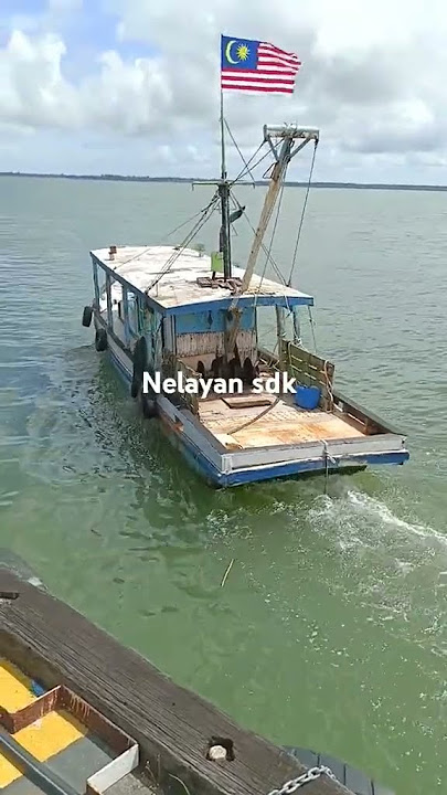 Anak nelayan ...kapal tarik udang #sandakansabah #fishing #trawlingvlogs
