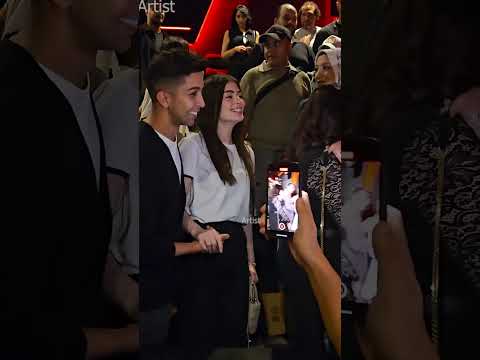 بتخاف عليه ليلي زاهر تمسك بيد زوجها هشام جمال فى عرض فيلم فيها ايه يعني