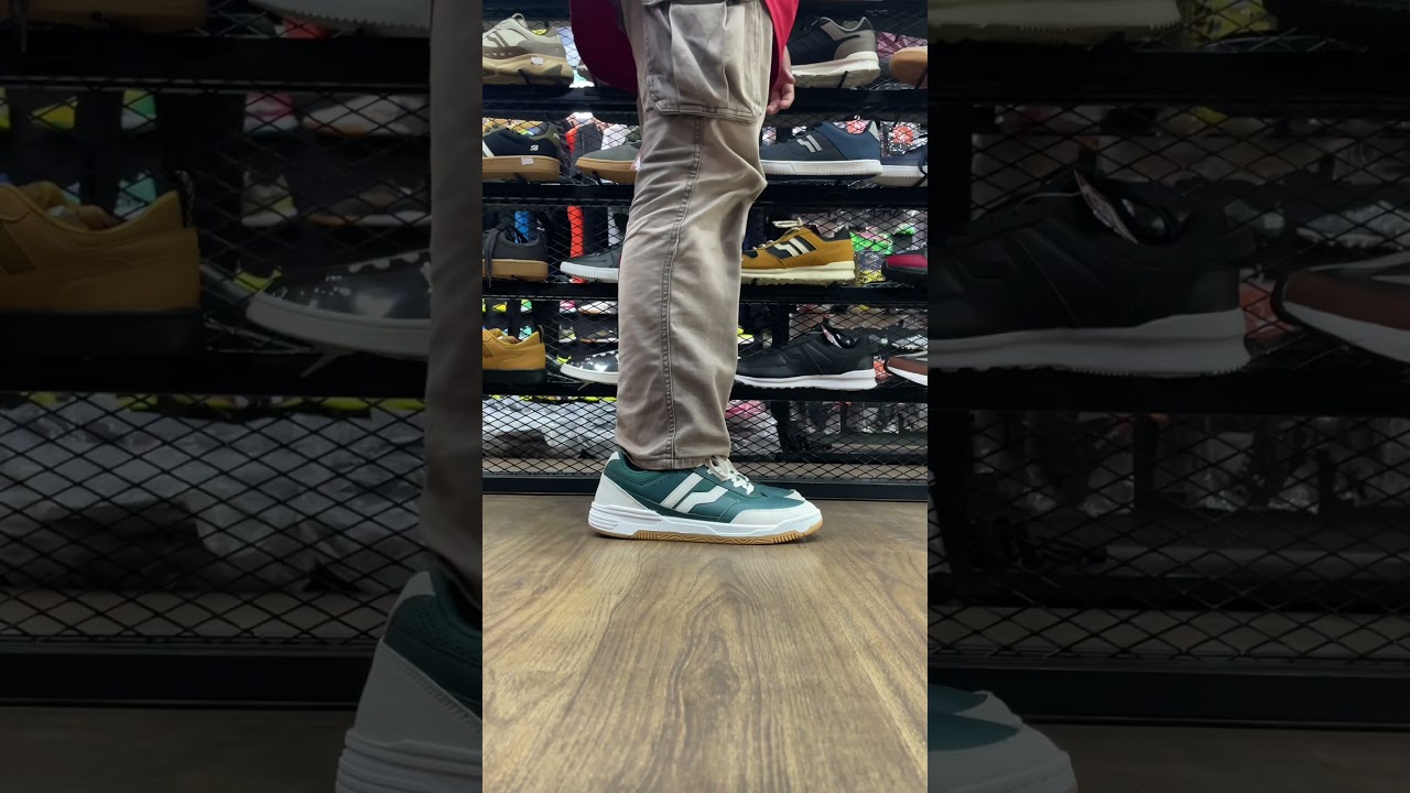 Mencoba beberapa pilihan warna dari sepatu Piero Street Collins