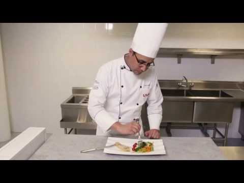 Video: Cocinar Ensalada Con Filetes De Pescado Ahumado Caliente