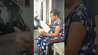 Bumil Fokus Sama Kelapa Muda