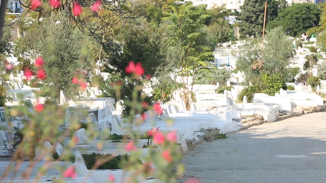 دفن مواطن حي في مقبرة الجلاز...أين الحقيقة؟