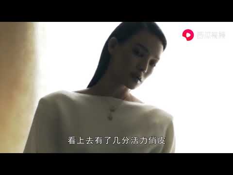 43岁舒淇短发亮相，红裙灰外套，蜜汁土气，堪比乡村女企业家