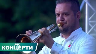 Nastup trubačkog orkestra "Dragačevske trube" Dragana Pavlovića, Guča