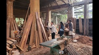 Кустарное производство мебели из ценных пород древесины. Мадагаскар, джунгли..