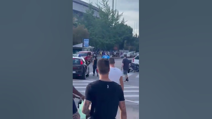 Vergogna a Verona, tifoso del #Napoli insultato in strada: 😳
