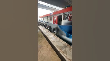 Xà Lan siêu to khổng lồ qua cống vừa khít cọ vào cửa cống